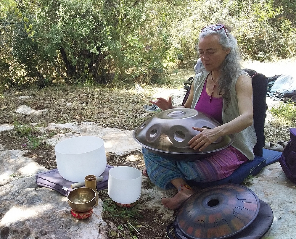 מלווה עם צלילים מרפאים סדנת ריקוד בטבע